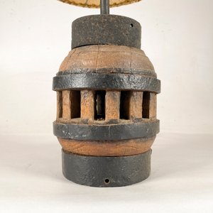 Lámpara de Mesa Vintage con Base de Masa de Carreta en Hierro y Madera - imagen 2