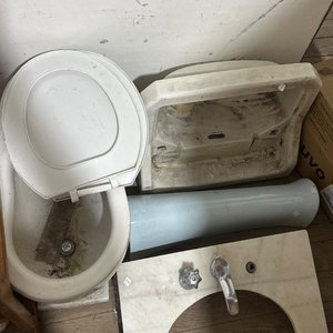 Lote siguiente: Artículos de Baño: Bidet, Lavabo y Accesorios
