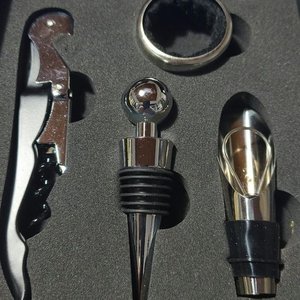 Set de Accesorios para Vino: Sacacorchos, Tapón y Aireador - imagen 2