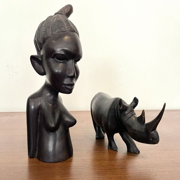 Escultura de madera tallada africana con rinoceronte y figura humana - imagen 1