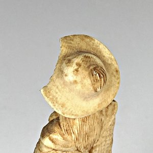 Talla de Marfil: Guerrero con Sombrero Averiado, 13 cm - imagen 4