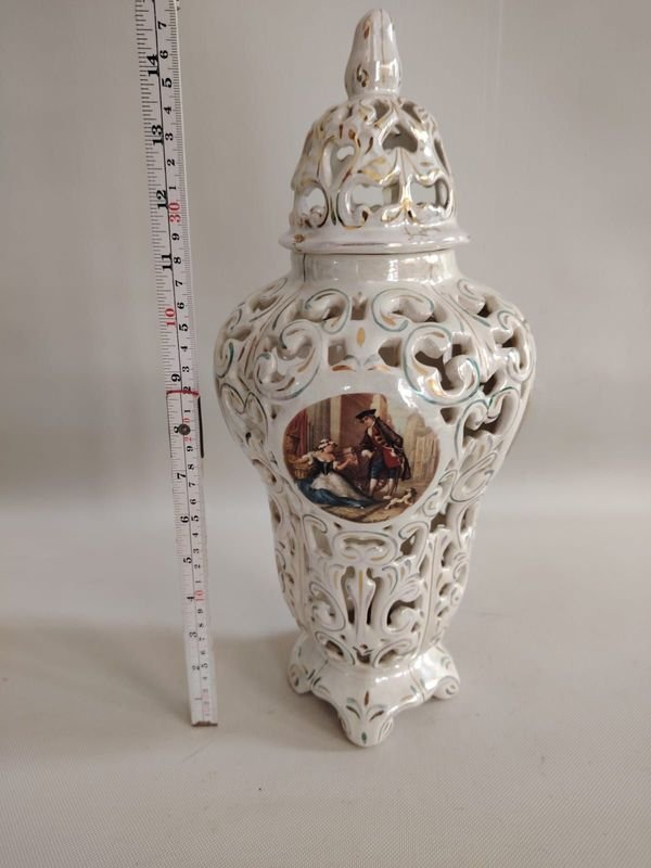 Jarrón de porcelana calado con diseños de Capodimonte - imagen 2
