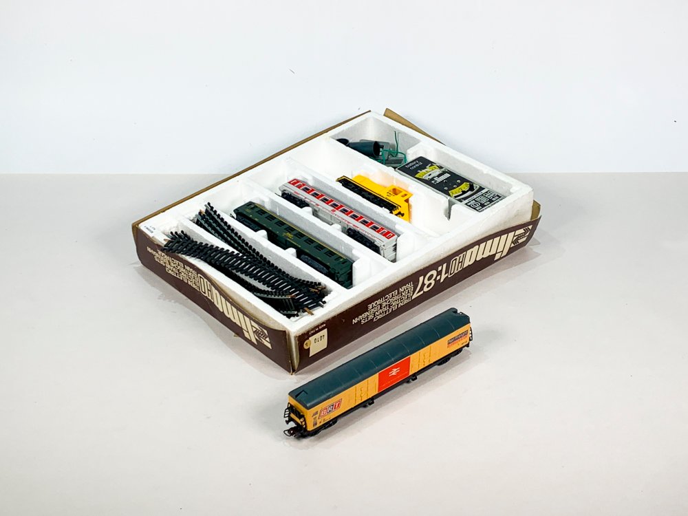 Lote anterior: Juego de tren en plástico a pilas "Lima"