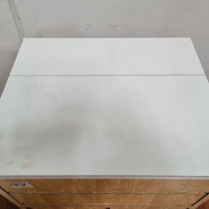 Mueble Auxiliar Tono Claro con Tapa Blanca y Puertas - imagen 4