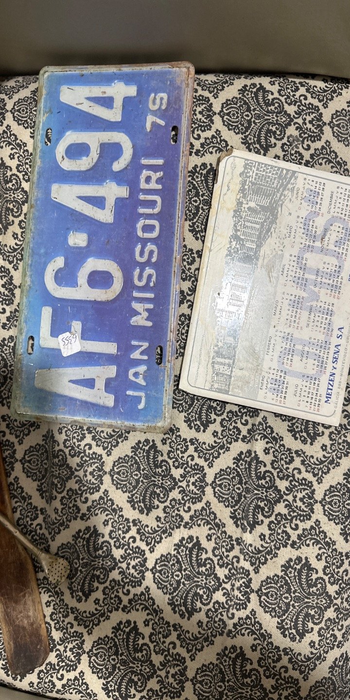 Chapa de Matrícula Antigua "Jan Missouri 75" y Azulejo Decorativo