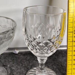 Set de 3 piezas de vidrio labrado grueso: copas y jarrita - imagen 3