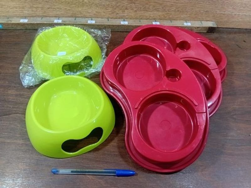 Lote Comederos Nuevos Para Mascotas: 2 Verdes Individuales y 3 Rojos Dobles