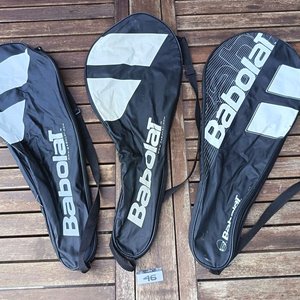 Lote siguiente: Tres fundas para raquetas de tenis marca Babolat con cierres y correas; usadas, con señales de uso.