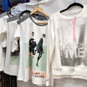 Lote de 7 Prendas para Dama: Remeras, Musculosas y Blusas Nuevas - imagen 3