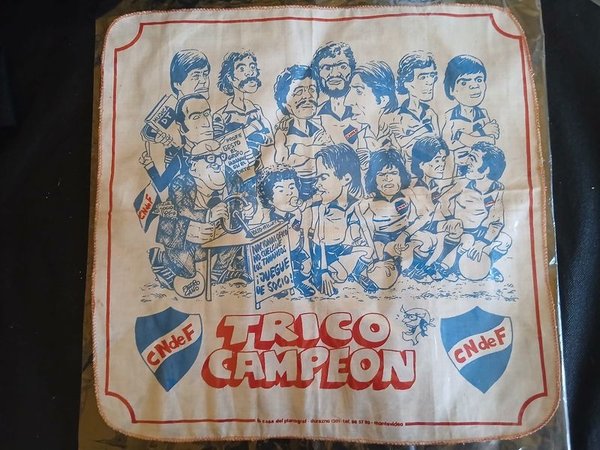 Pañuelo Conmemorativo "TRICO CAMPEÓN" Club Nacional de Football - Colección