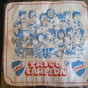 Lote siguiente: Pañuelo Conmemorativo "TRICO CAMPEÓN" Club Nacional de Football - Colección