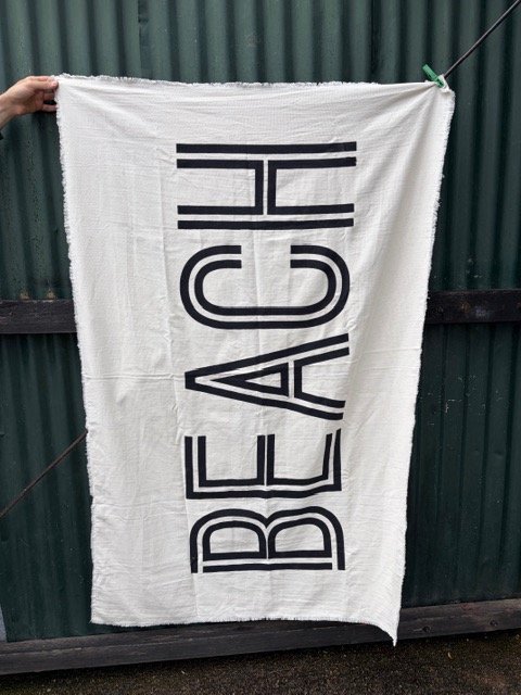 Toalla de Playa Grande con Diseño "BEACH"