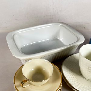 Lote de Tazas, Fuentes y Platitos de Porcelana y Cerámica - imagen 5