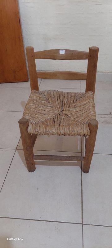 Lote siguiente: Silla de madera y asiento de totora pequeña
