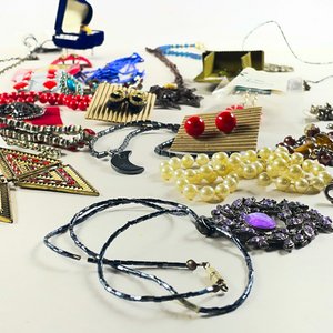 Lote de Bijouterie: Collares, Pulseras, Caravanas y Prendedores - imagen 3