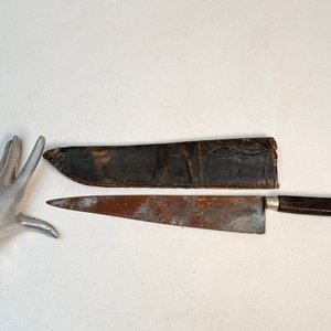 Lote siguiente: Cuchilla Antigua con Vaina de Cuero y Marca "La Uruguaya"