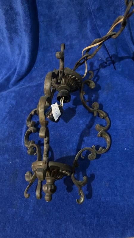 Lote siguiente: Luminaria en bronce con decoración de scrollwork