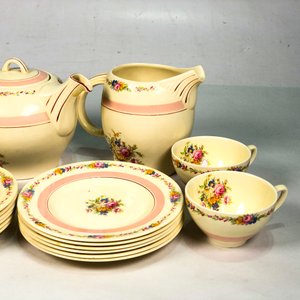 Juego de Porcelana Inglesa Beige Floral con Guarda Rosada: Tetera, Lechera, Azucarero, Platos y Tazas (18 Piezas) - imagen 3