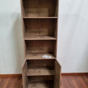 Estante Enchapado con Puertas y Tres Estantes Abiertos - imagen 2