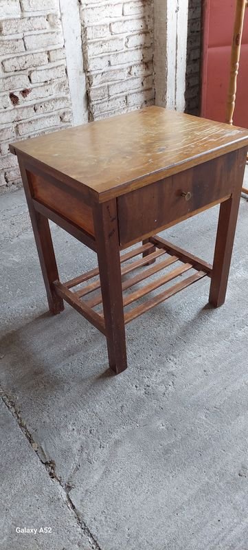 Mesa de madera con cajón y estante - imagen 3