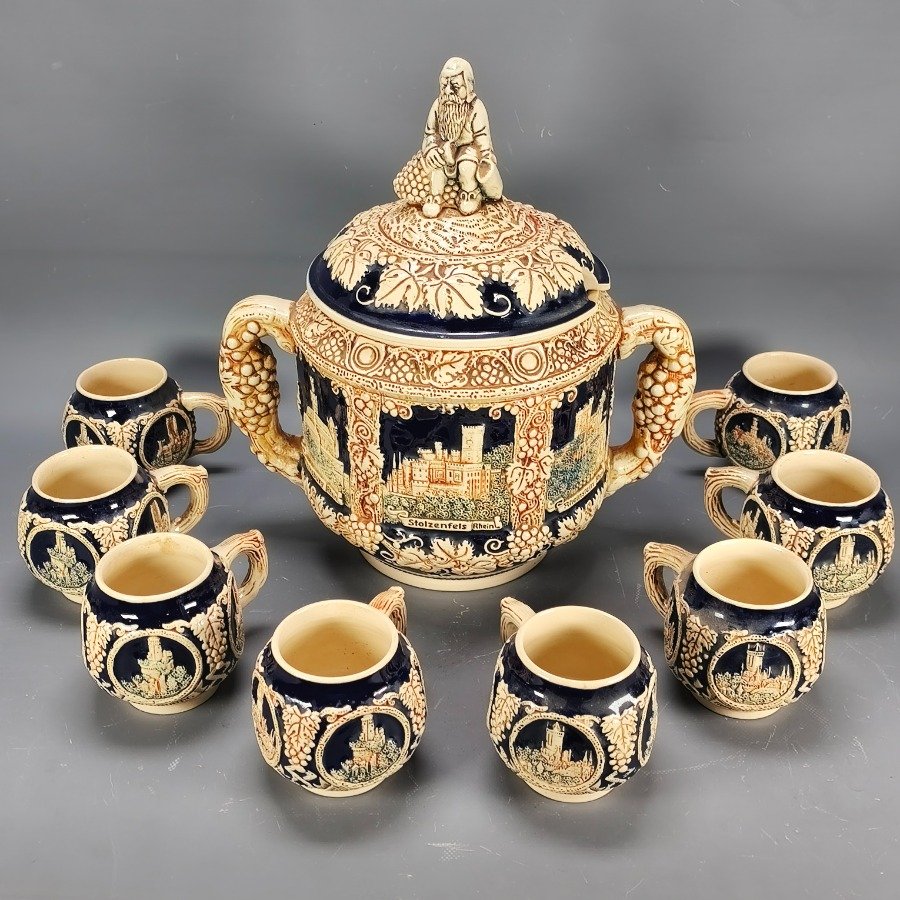Lote siguiente: Colección de Jarrones y Tazas con Diseños de Castillos