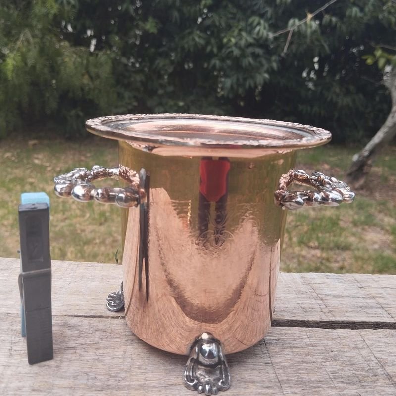 Hielera en cobre pulido con asas y tres patas - imagen 4
