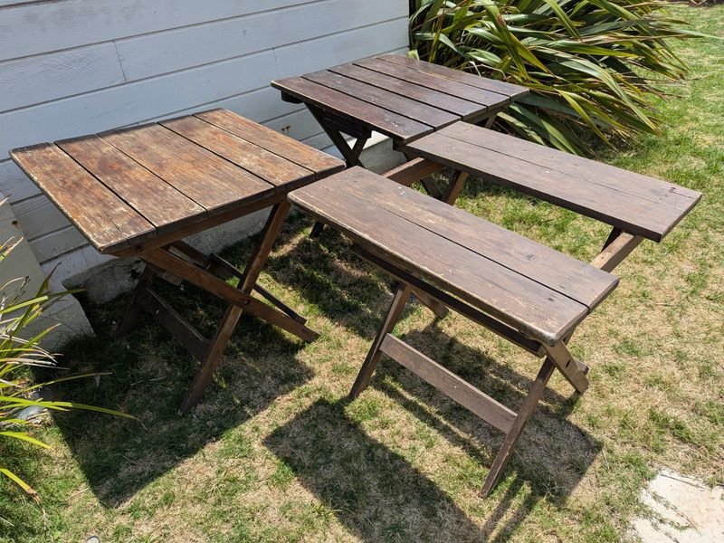 Tres mesas plegables de madera con una falta - imagen 2