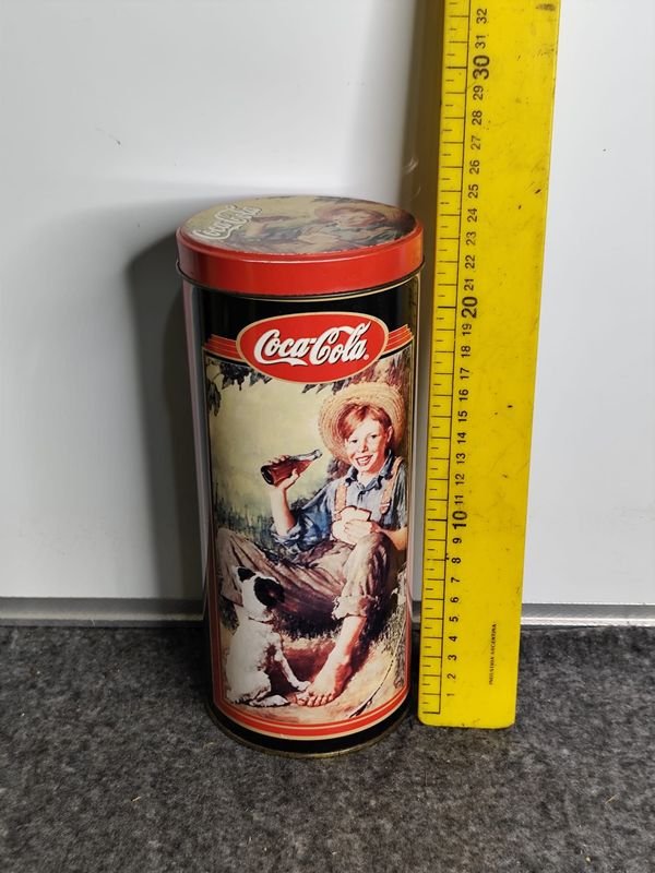 Lata Grande Coca-Cola con Ilustración Vintage - imagen 1