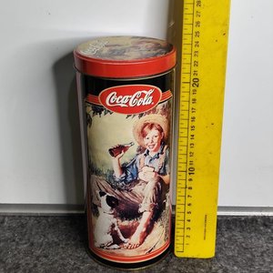 Lote siguiente: Lata Grande Coca-Cola con Ilustración Vintage