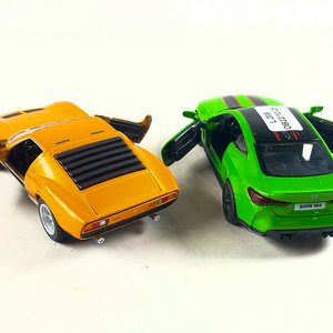 Dos Autos a Escala: Naranja Clásico y Verde Deportivo - imagen 3