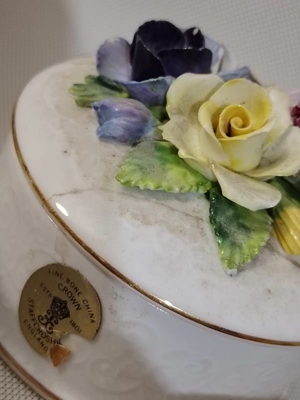 Lote de porcelana inglesa con detalles y otros objetos - imagen 3