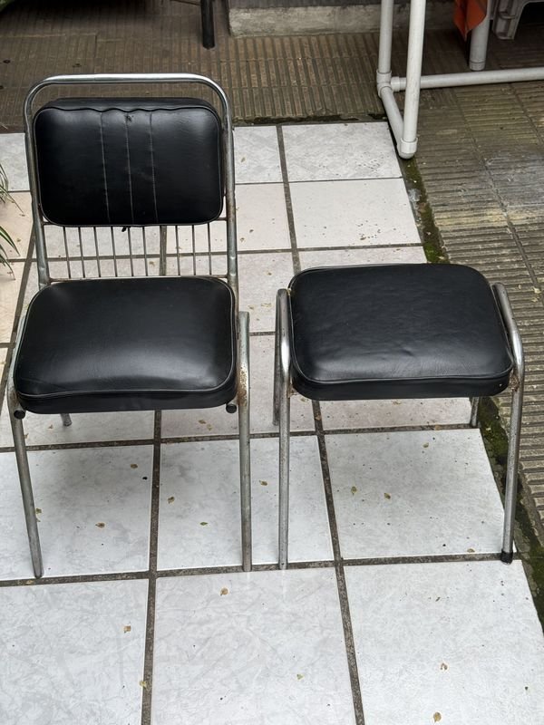 Silla y Banco Tapizado Negro con Estructura Cromada