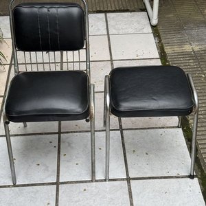 Lote siguiente: Silla y Banco Tapizado Negro con Estructura Cromada
