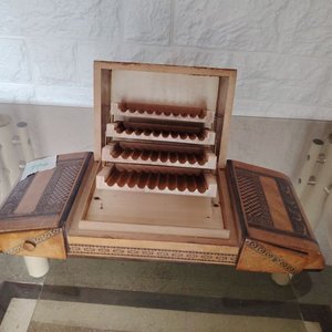 Lote anterior: Cigarrera Vintage de Madera con Marquetería y Compartimentos