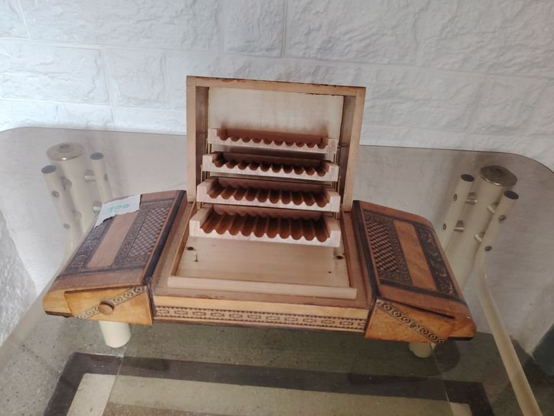 Cigarrera Vintage de Madera con Marquetería y Compartimentos