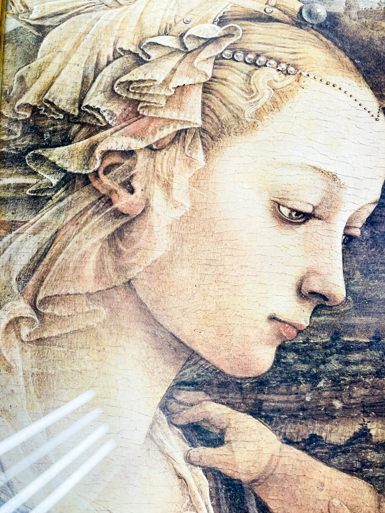 Dos cuadros de mujeres enmarcados - imagen 3