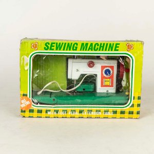 Lote siguiente: Máquina de Coser "Sewing Machine" con Mesa Extensible