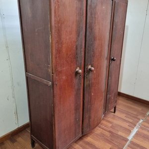Ropero Antiguo de Madera con Tres Puertas y Diseño Curvo - imagen 3