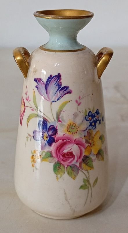 Lote siguiente: Jarrón de porcelana Paragon con detalles florales y bordes dorados