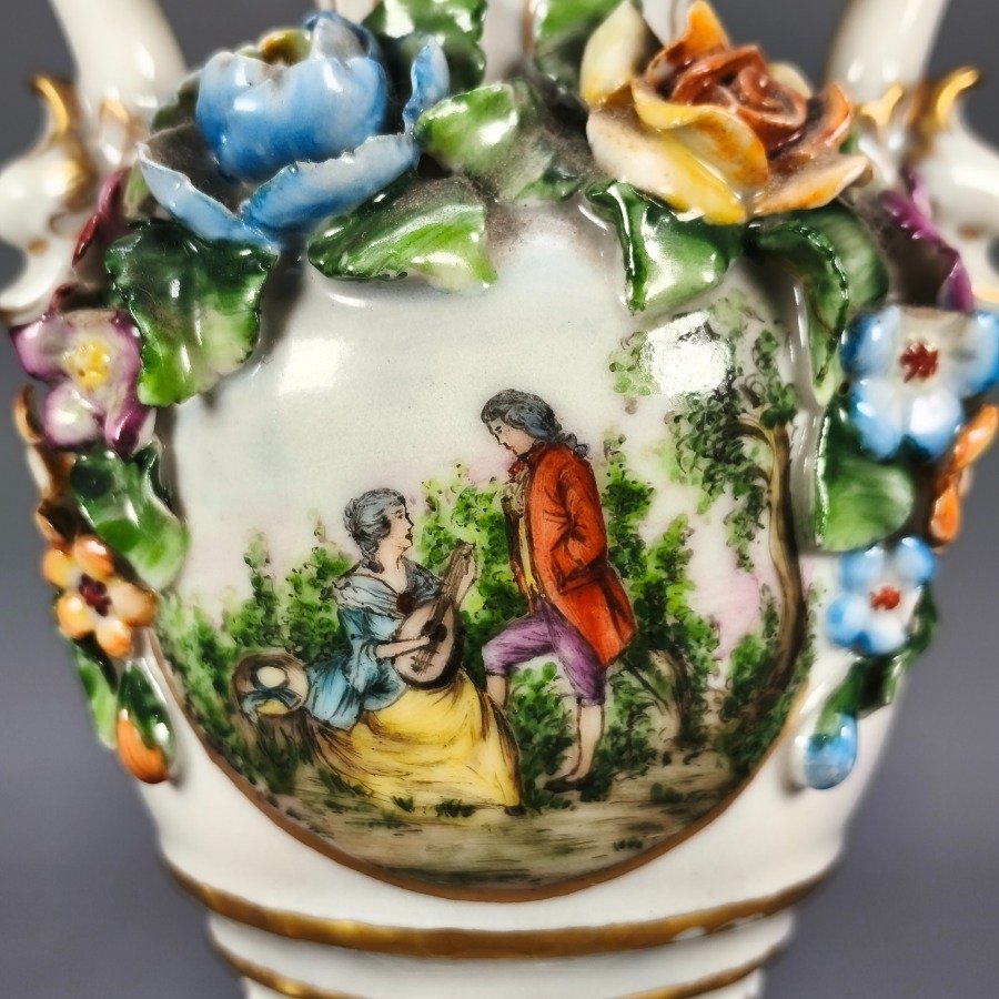 Vaso de porcelana con decoración floral y detalles pintados - imagen 4