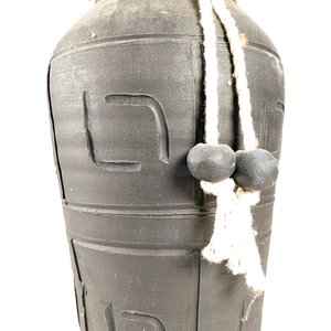 Florero Negro Moderno de Cuello Angosto con Detalle de Cuerda - imagen 2