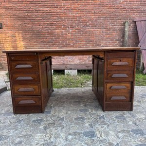 Escritorio de Roble con 8 Cajones y Detalles en Lustre - imagen 1