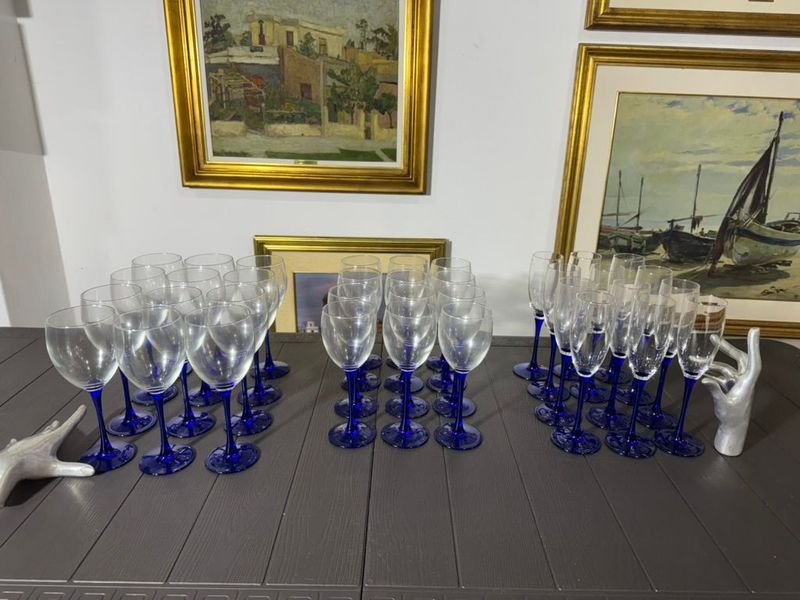 Lote siguiente: Crystal Cups Set with Ceramic Hand Sculptures
