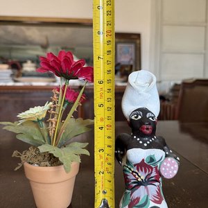 Lote de 3 Piezas Decorativas: Maceta con Flores, Figura de Cerámica y Cenicero Metálico - imagen 4