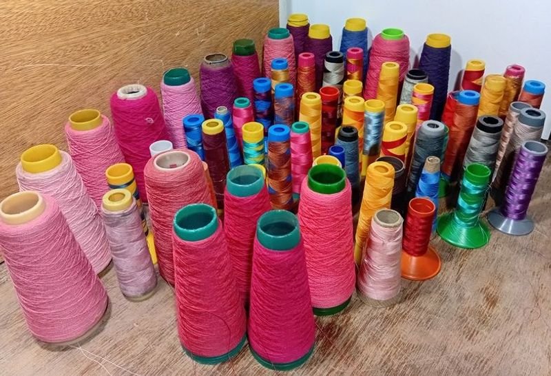 Gran lote de bobinas de hilos de coser - imagen 3
