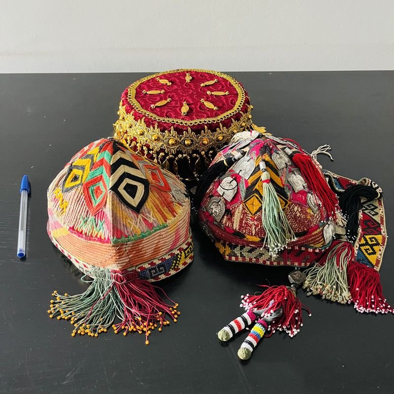 Lote anterior: Turbantes hindúes y turcos decorados con terciopelo burdeos y detalles en dorados