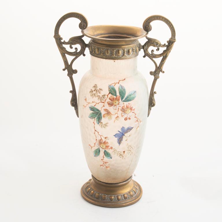 Florero Antiguo de Cristal Esmaltado con Flores y Montura de Bronce