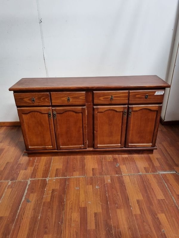 Lote siguiente: Aparador Bajo En Madera - Descripción y Características