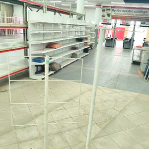 Exhibidor de Pie Metálico Blanco con Barras para Colgar - imagen 1