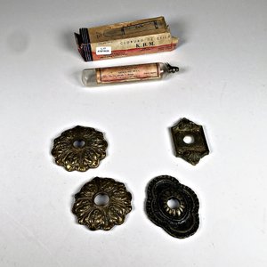 Lote de 4 Placas de Bronce y Frasco de Cloruro de Etilo K.B.M. - imagen 2